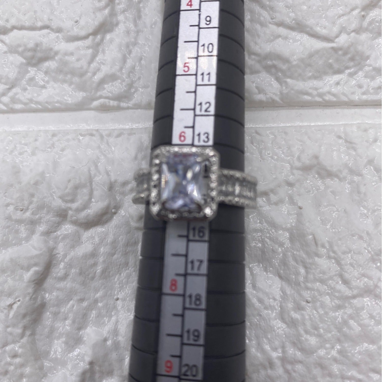 Women’s Fashion Jewelry Ring Size 7 Metal W/ White Center Stone Elegant Style