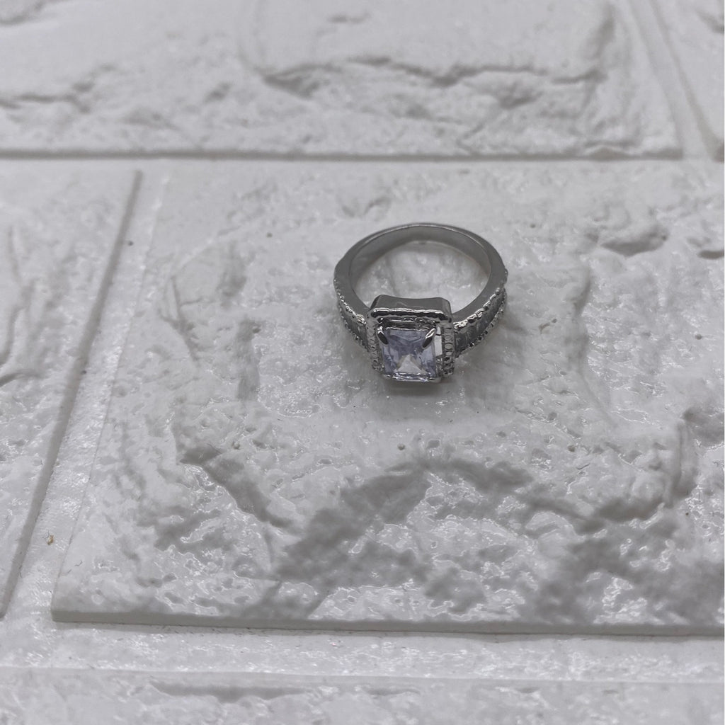 Women’s Fashion Jewelry Ring Size 7 Metal W/ White Center Stone Elegant Style