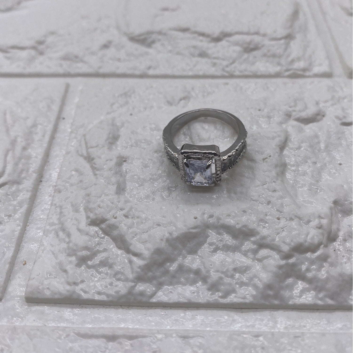 Women’s Fashion Jewelry Ring Size 7 Metal W/ White Center Stone Elegant Style