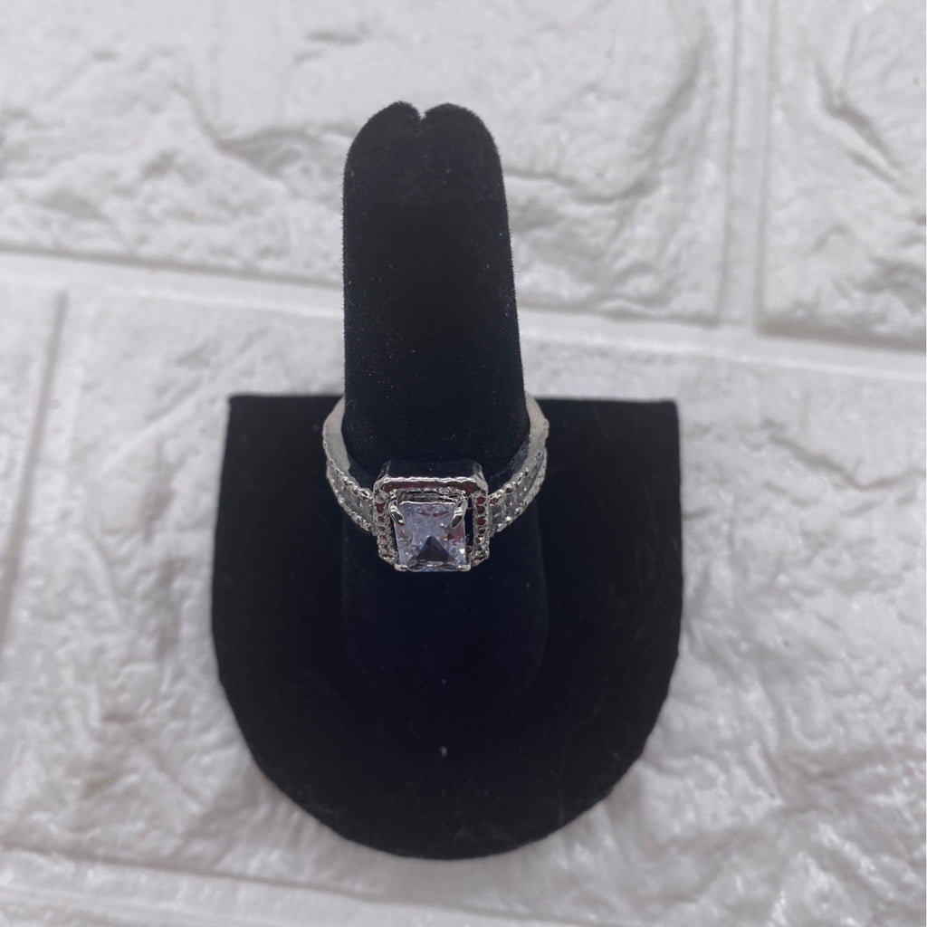 Women’s Fashion Jewelry Ring Size 7 Metal W/ White Center Stone Elegant Style