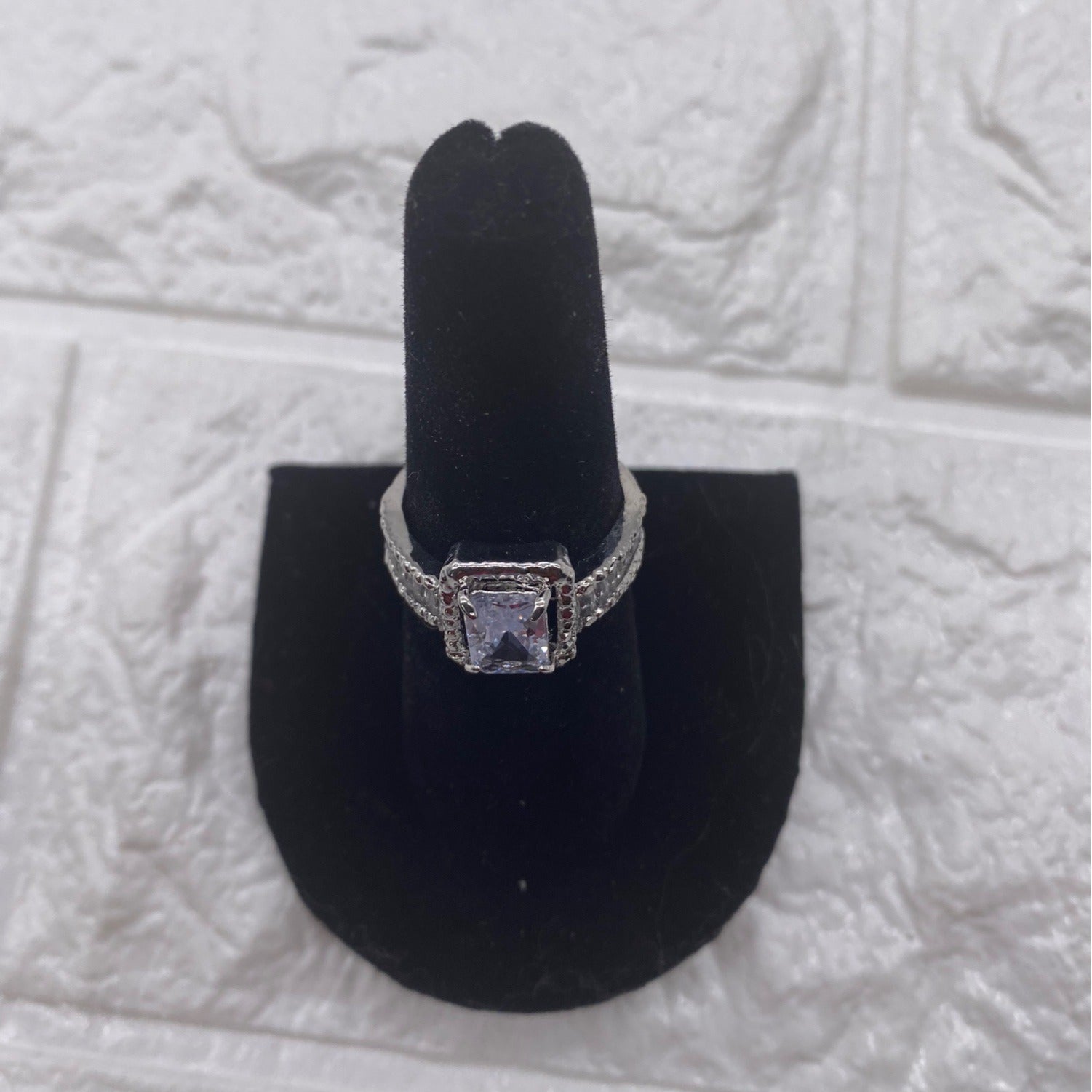 Women’s Fashion Jewelry Ring Size 7 Metal W/ White Center Stone Elegant Style