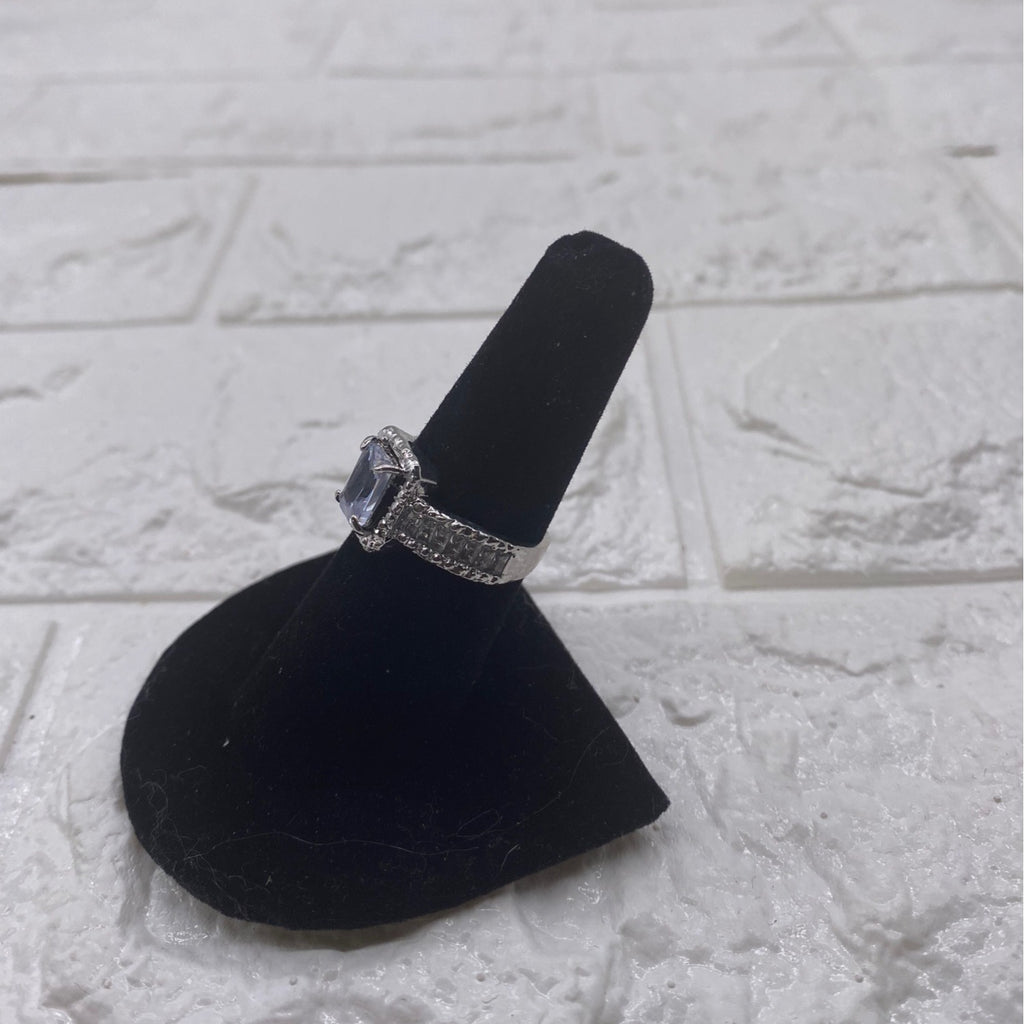 Women’s Fashion Jewelry Ring Size 7 Metal W/ White Center Stone Elegant Style
