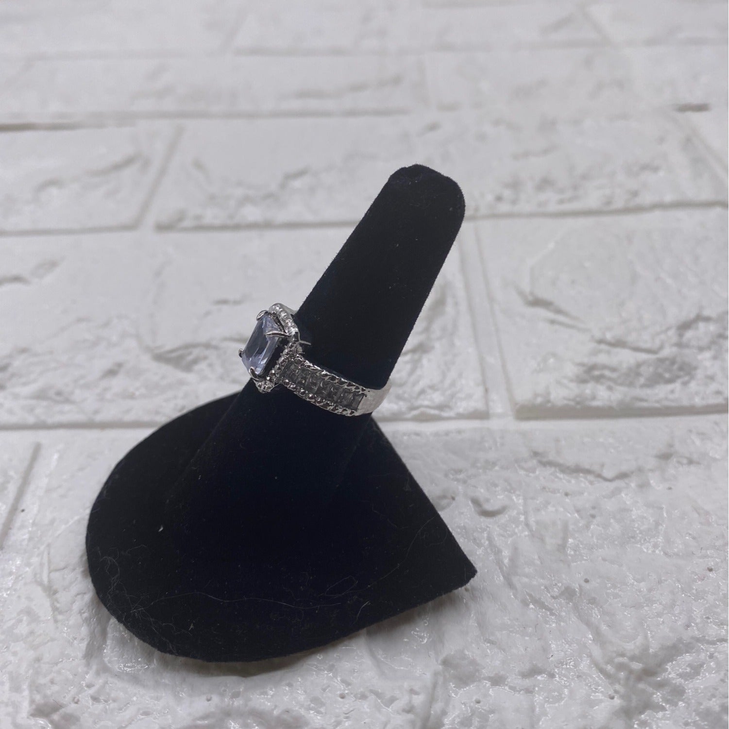 Women’s Fashion Jewelry Ring Size 7 Metal W/ White Center Stone Elegant Style