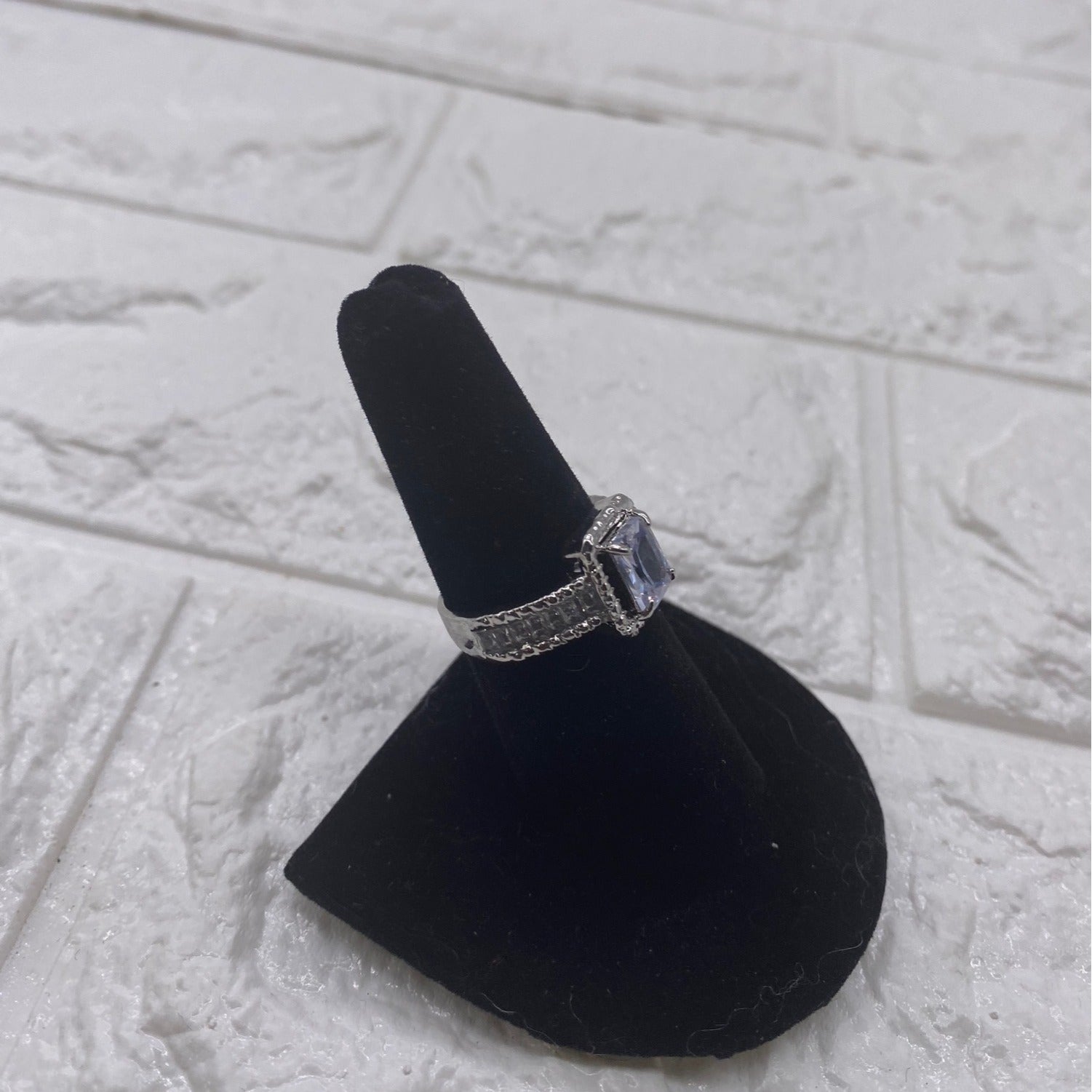 Women’s Fashion Jewelry Ring Size 7 Metal W/ White Center Stone Elegant Style