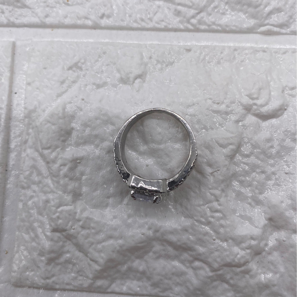 Women’s Fashion Jewelry Ring Size 7 Metal W/ White Center Stone Elegant Style