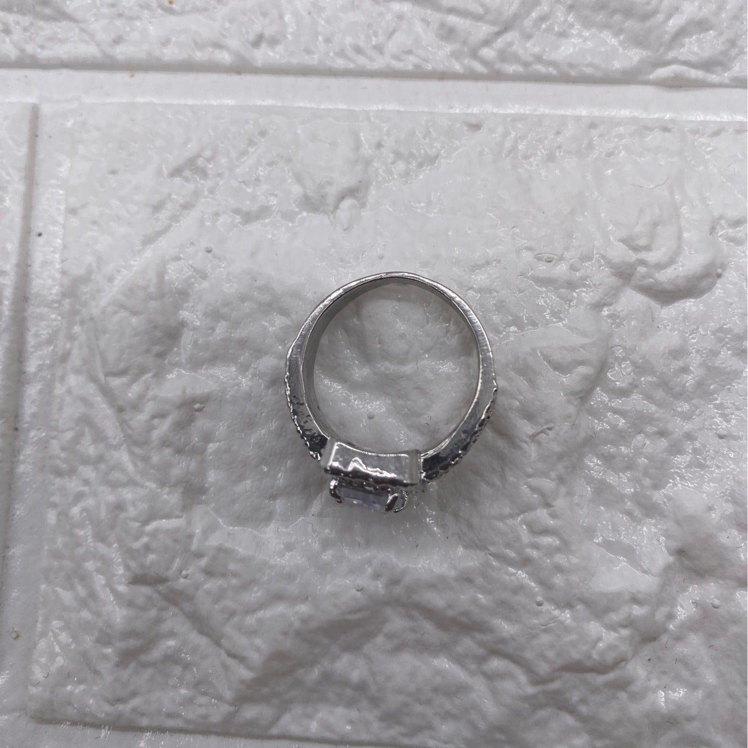 Women’s Fashion Jewelry Ring Size 7 Metal W/ White Center Stone Elegant Style