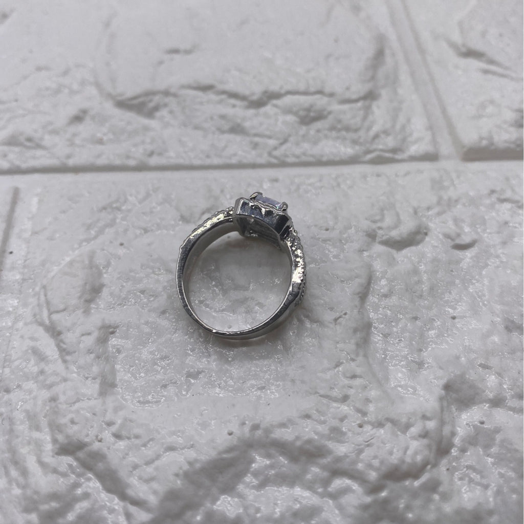 Women’s Fashion Jewelry Ring Size 7 Metal W/ White Center Stone Elegant Style