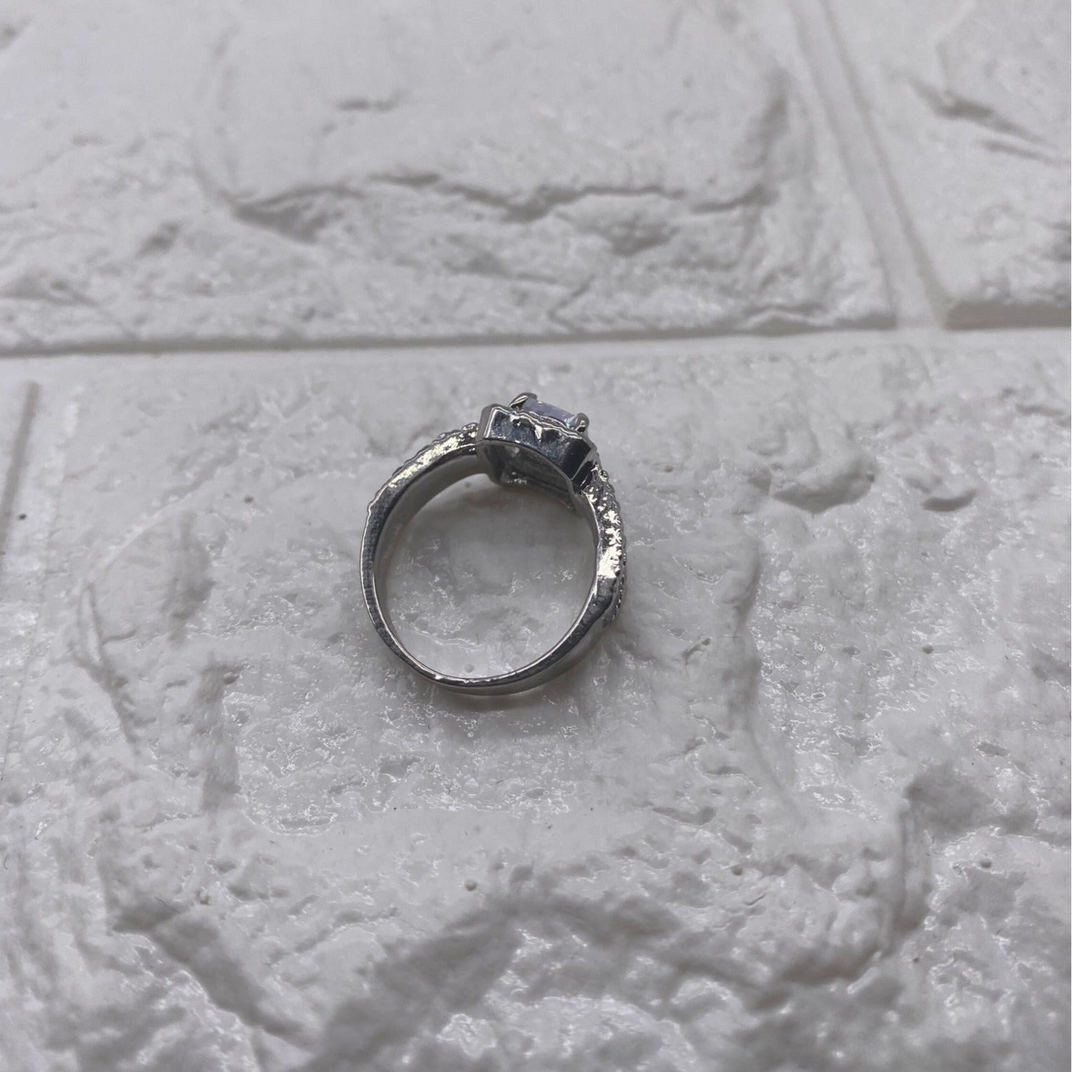 Women’s Fashion Jewelry Ring Size 7 Metal W/ White Center Stone Elegant Style