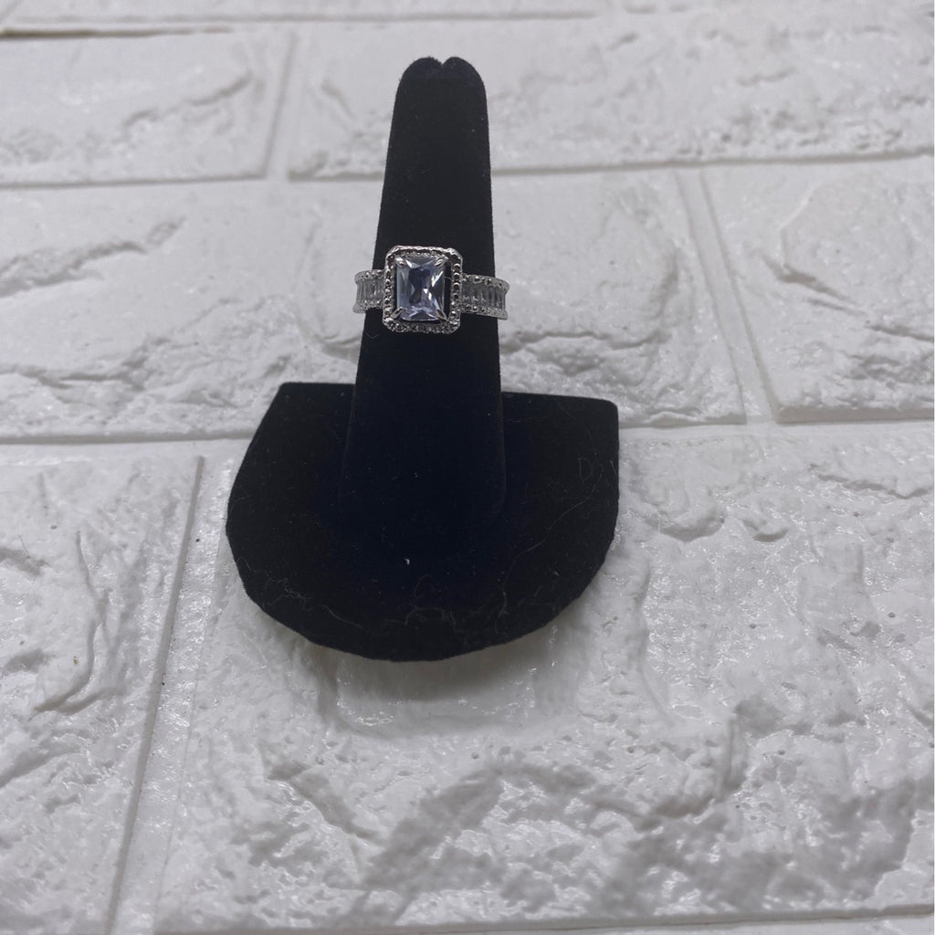 Women’s Fashion Jewelry Ring Size 7 Metal W/ White Center Stone Elegant Style