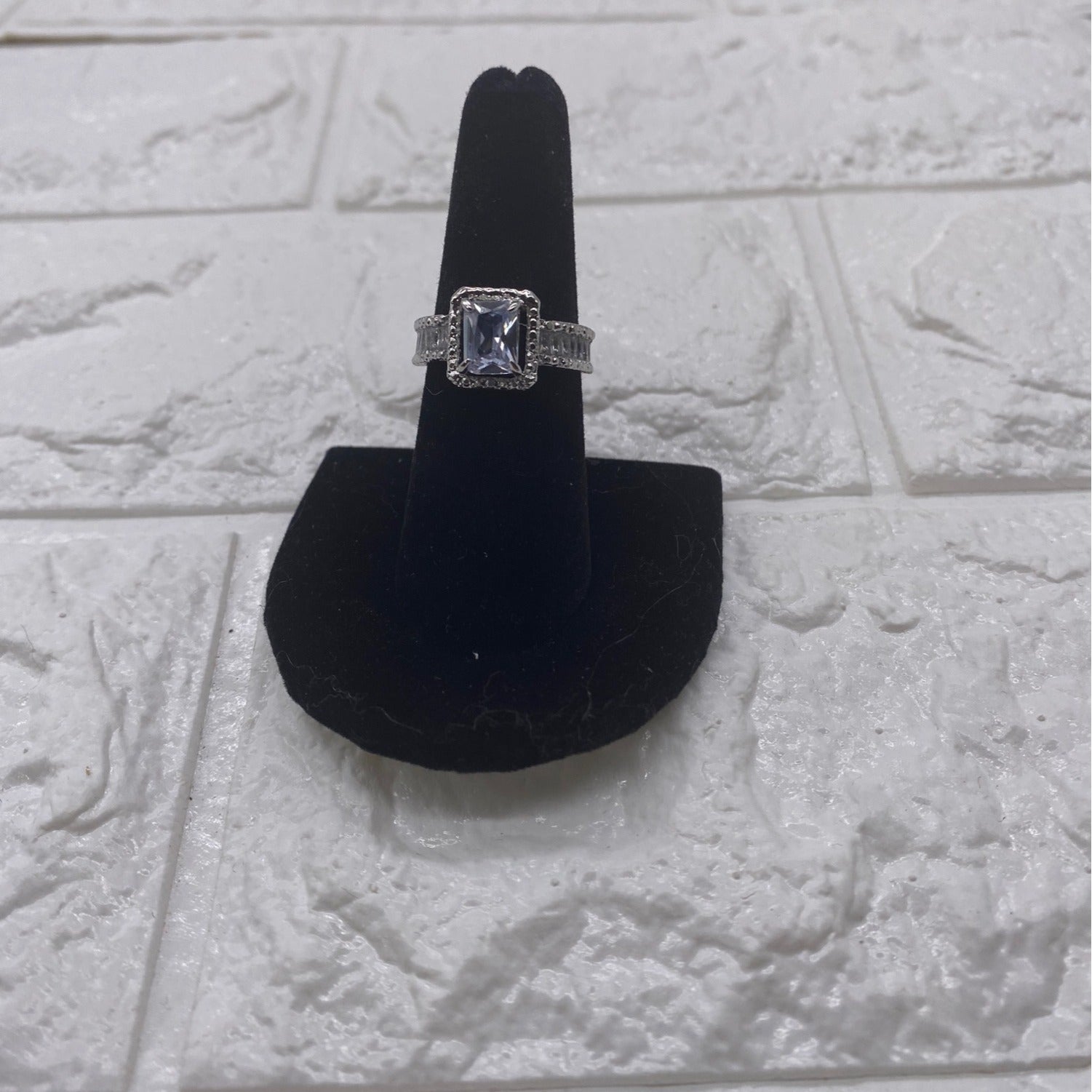 Women’s Fashion Jewelry Ring Size 7 Metal W/ White Center Stone Elegant Style